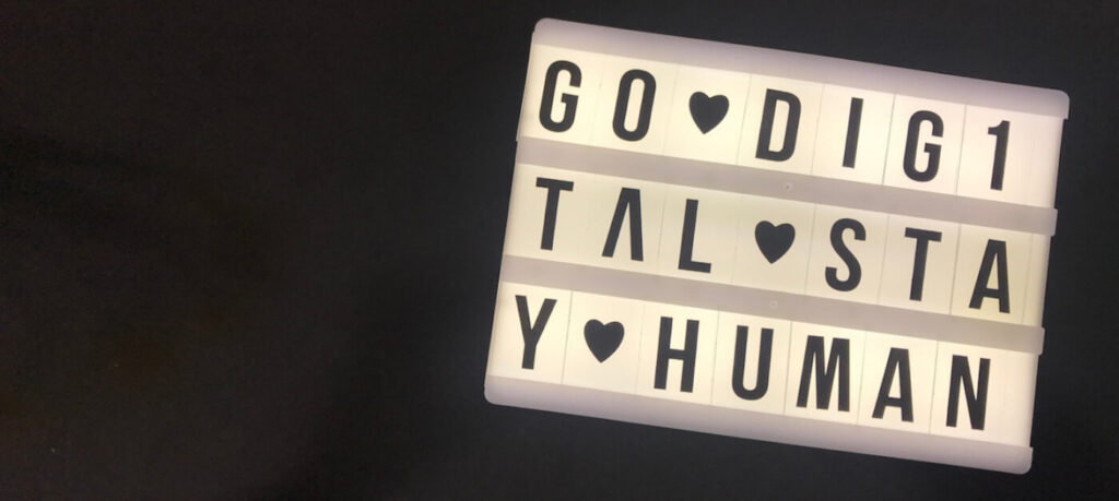 Leuchtkasten mit der Schrift "Go digital, stay human!"