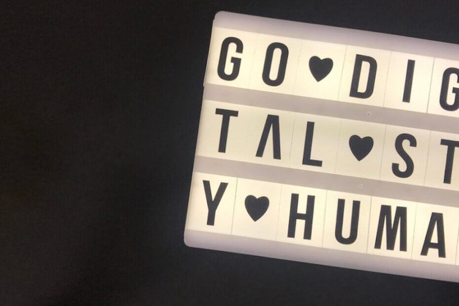 Leuchtkasten mit der Schrift "Go digital, stay human!"