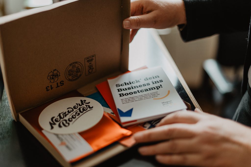 So sah die Goodie-Box beim Netzwerkbooster-Event 2022 aus. Bild: Linda Grigo Businessporträts